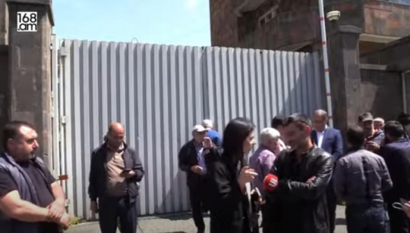 Զոհված զինծառայողների հարազատները ՔԿ զինվորական վարչության բակում են. ուղիղ